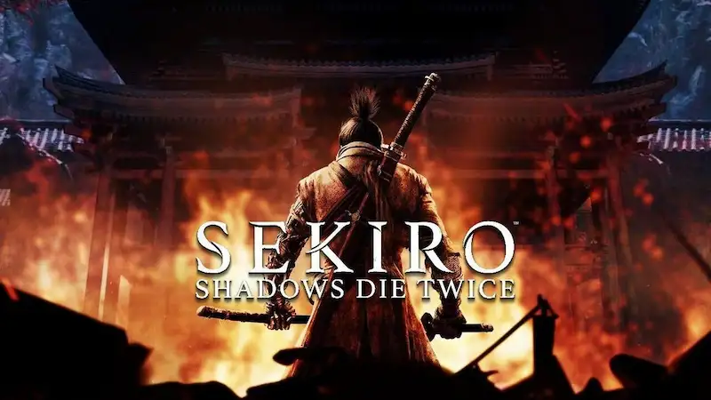 Protagonista de Sekiro: Shadows die twice detrás del título del juego en una aldea en llamas