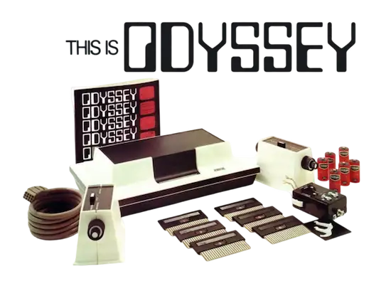 Imagen de la consola Magnavox Odyssey, una de las promeras de la historia, y algunos periféricos